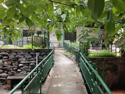Acceso al rio por rampa preparada para personas con movilidad reducida